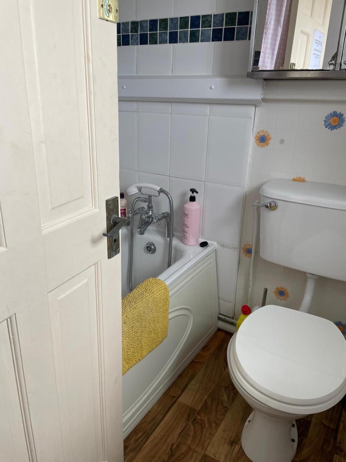 Room Only Guest Accommodation, Guest House Self Catering バンガー エクステリア 写真